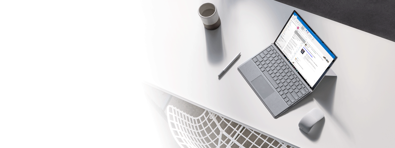 Outlook 統合アドインを表示する Surface Laptop